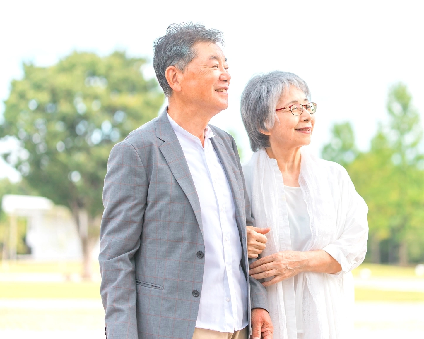 穏やかに寄り添う夫婦